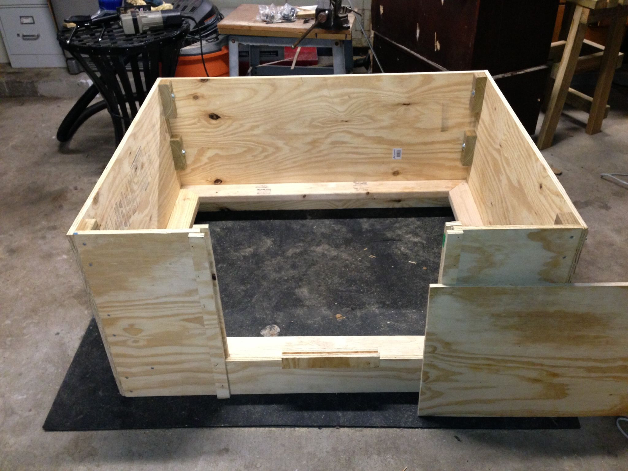 DIY Whelping Box
 Modular whelping box Can fit in your trunk or easy