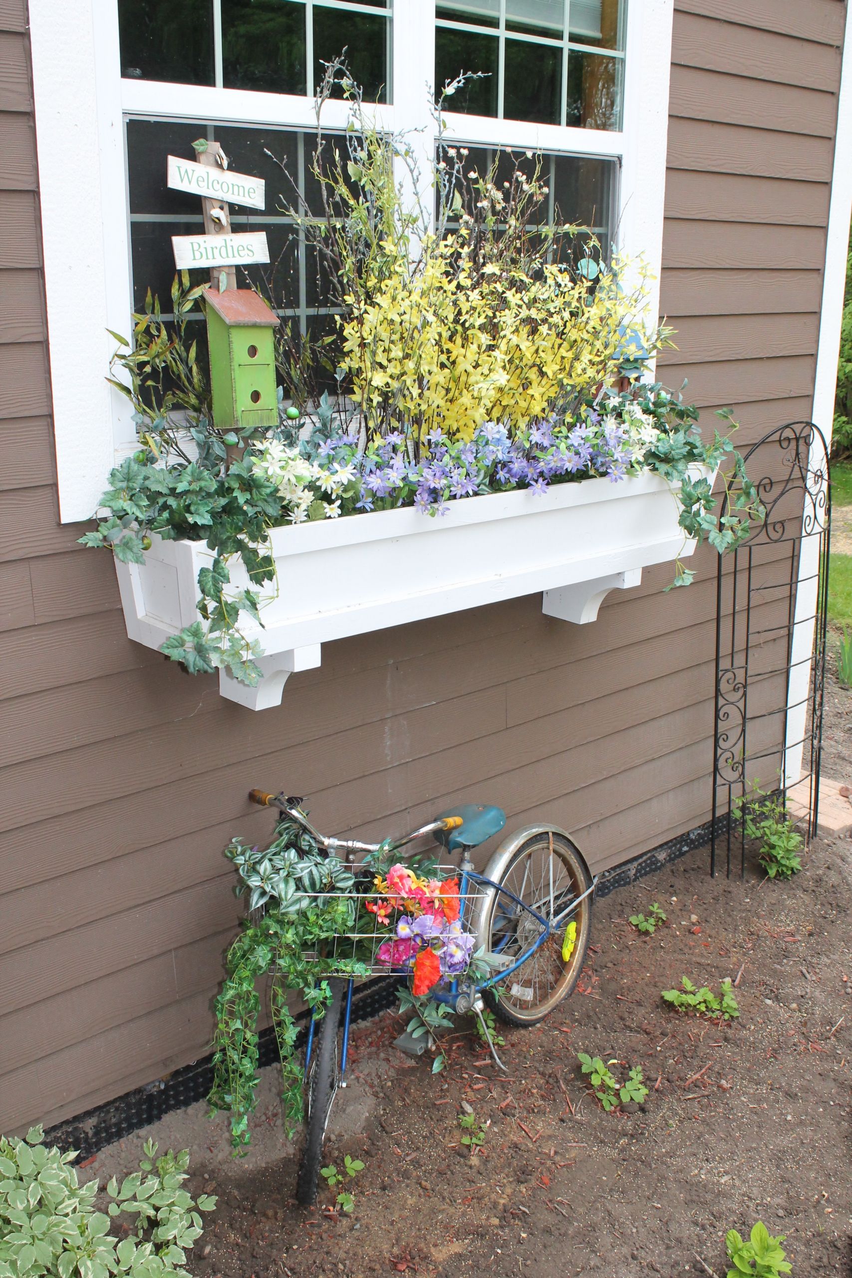 DIY Window Flower Boxes
 Remodelaholic