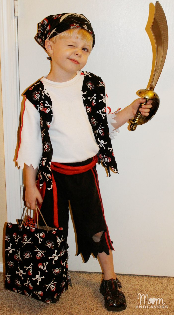 DIY Womens Pirate Costumes
 Quick & Easy DIY Pirate Halloween Costume