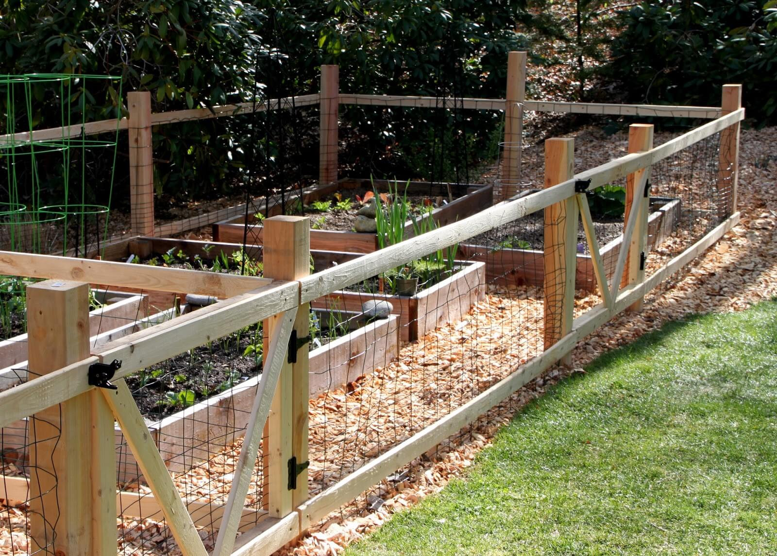 DIY Wood And Wire Fence
 18 DIY Garden Fence Ideas to Keep Your Plants