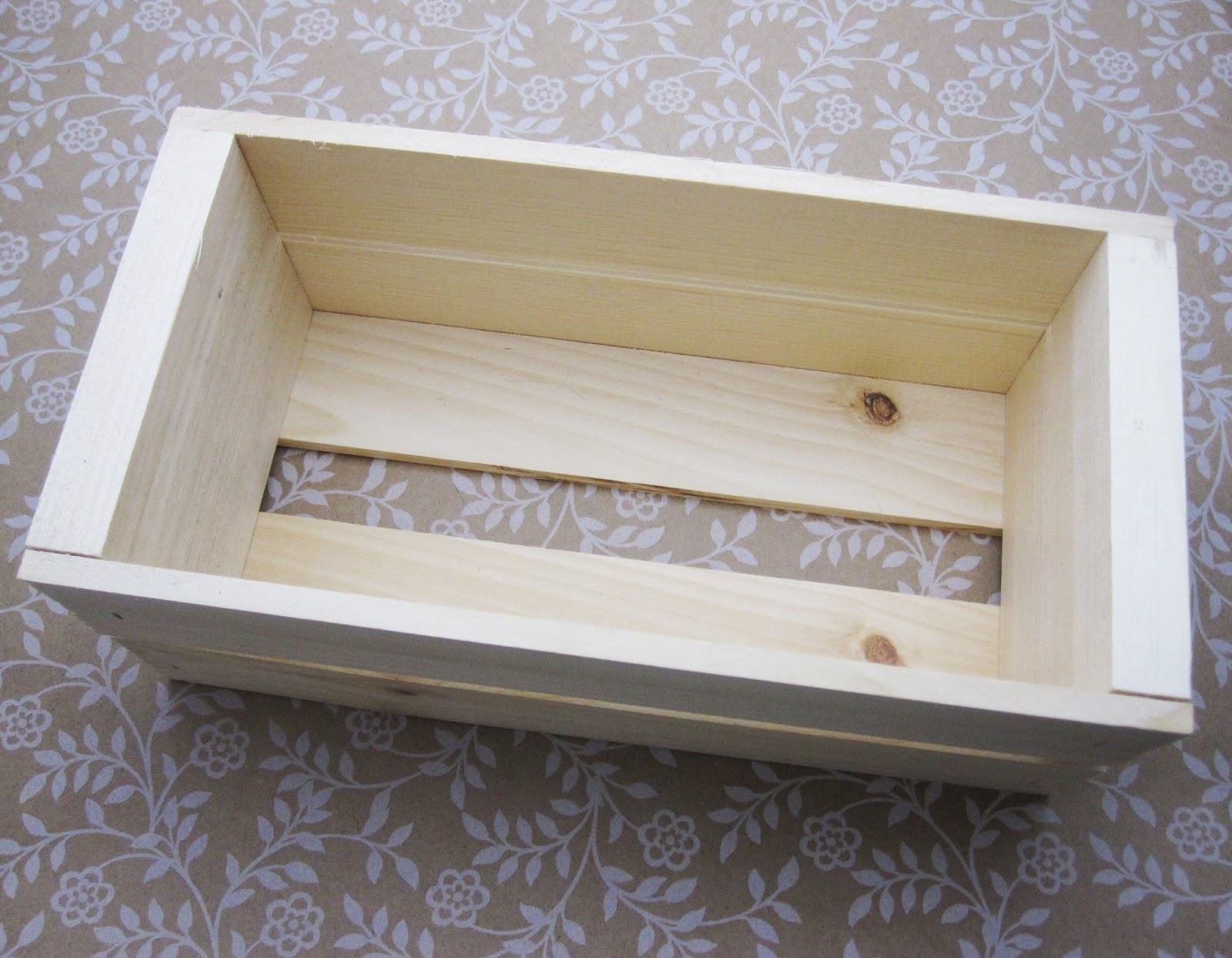 DIY Wood Box
 The Botanical Box DIY Wood Planter Box