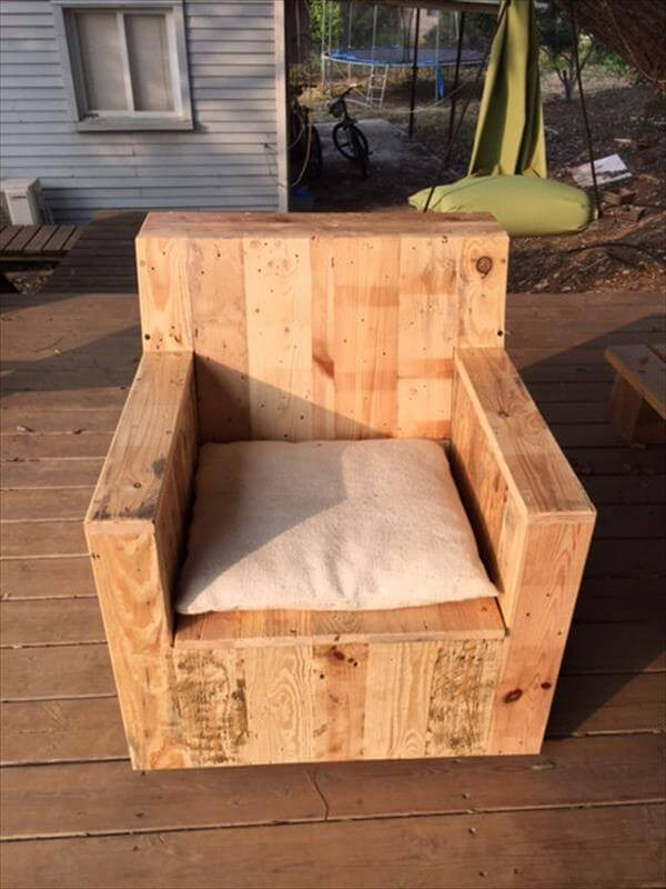 DIY Wood Chairs
 DIY Beefy Pallet Wood Armchair – 101 Pallets