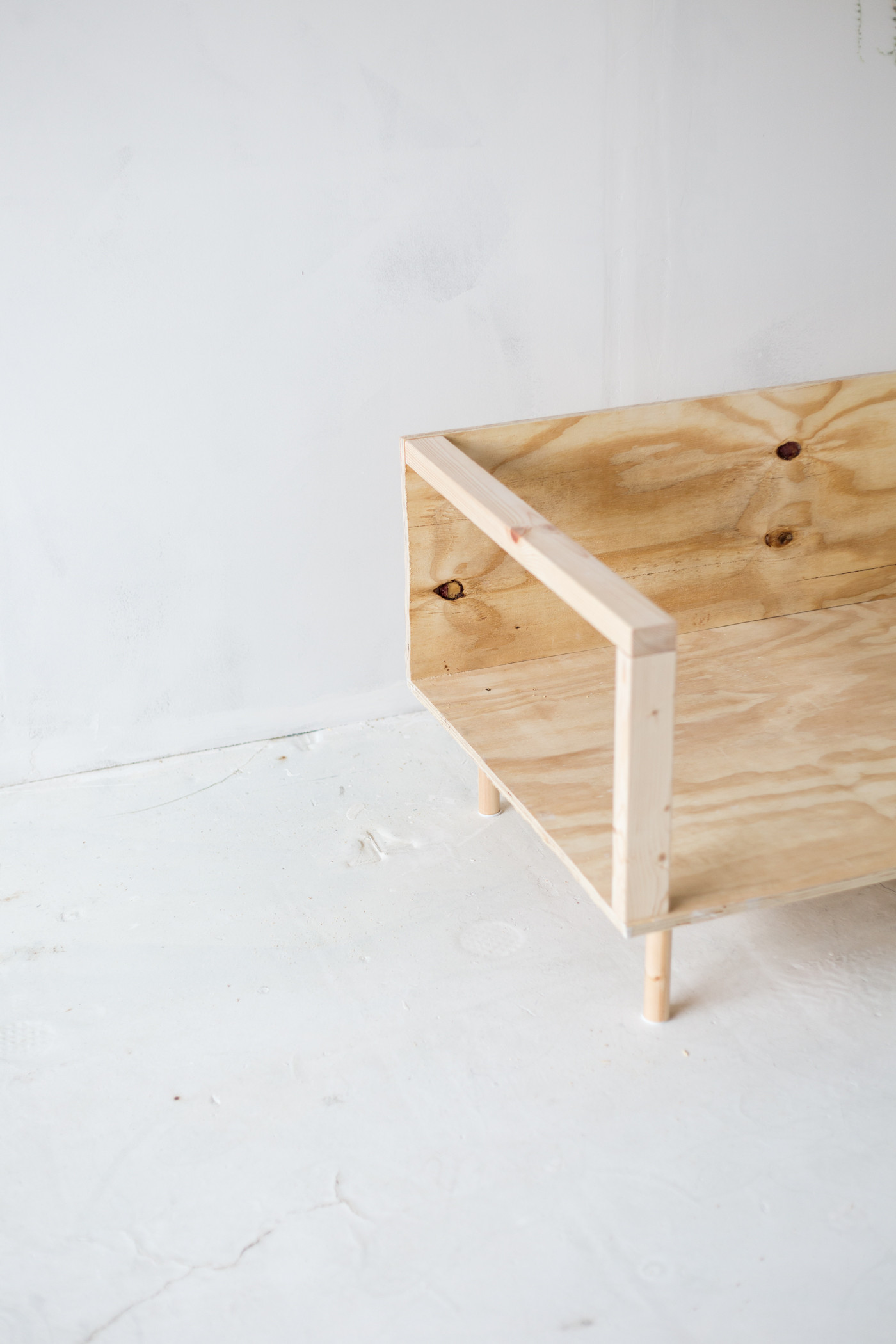 DIY Wood Couch
 Make Yourself fortable with this Easy DIY Wooden Studio