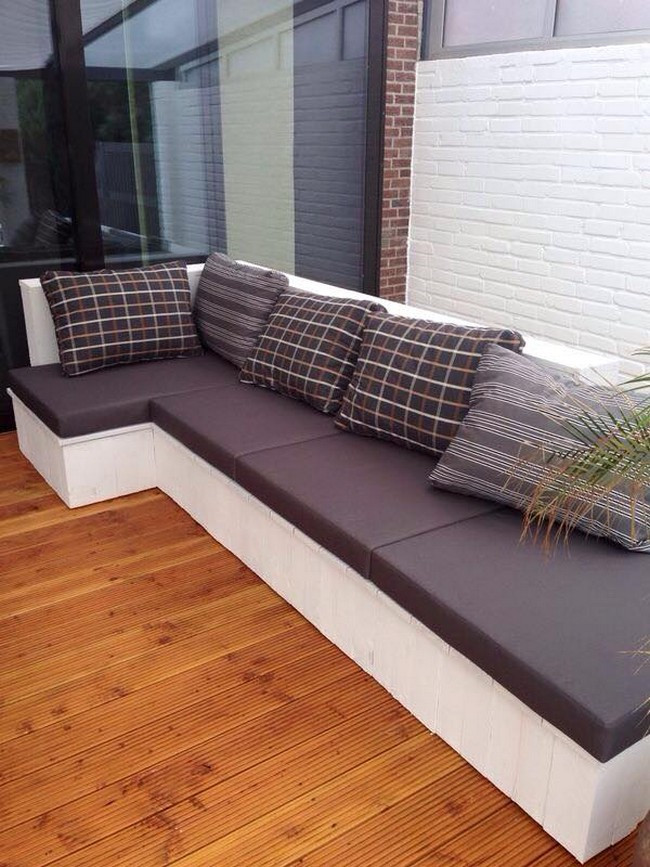DIY Wood Couch
 DIY Wood Pallet Cushioned Couch