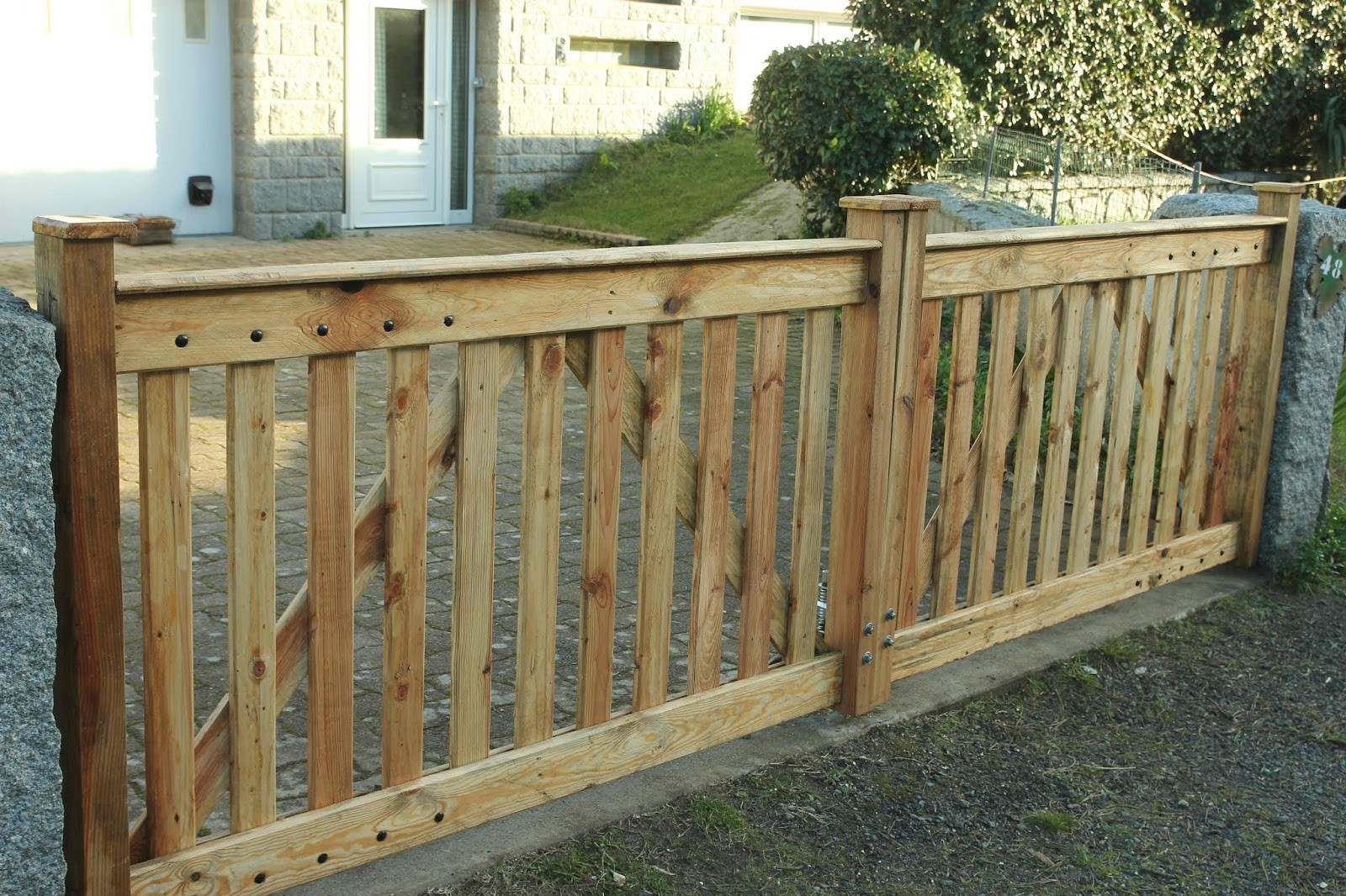 DIY Wood Driveway Gate
 Pallet Wood Driveway Gates Detailed Step by Step Design