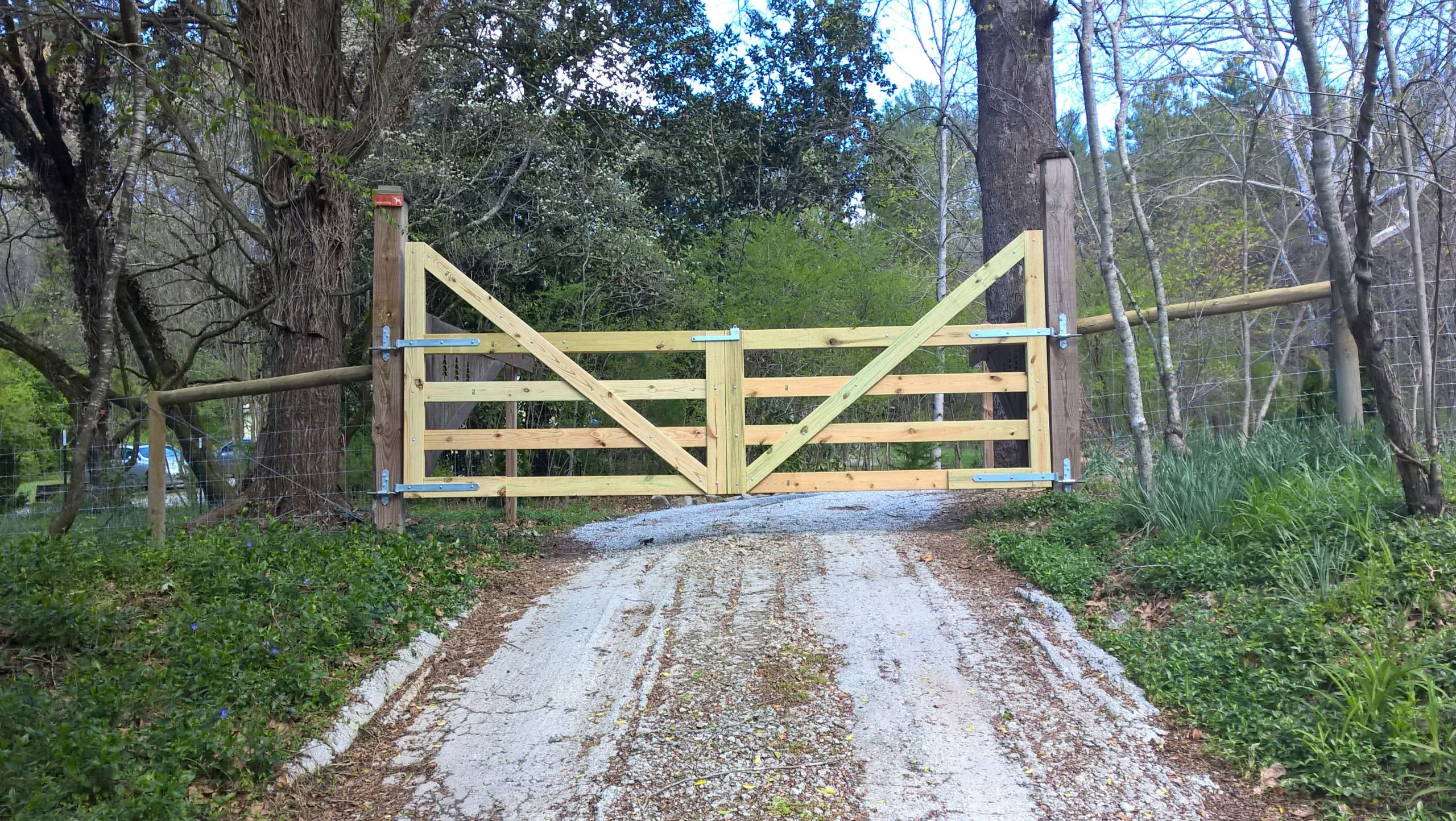 DIY Wood Driveway Gate
 Free DIY Wood Gate Plans in 2020