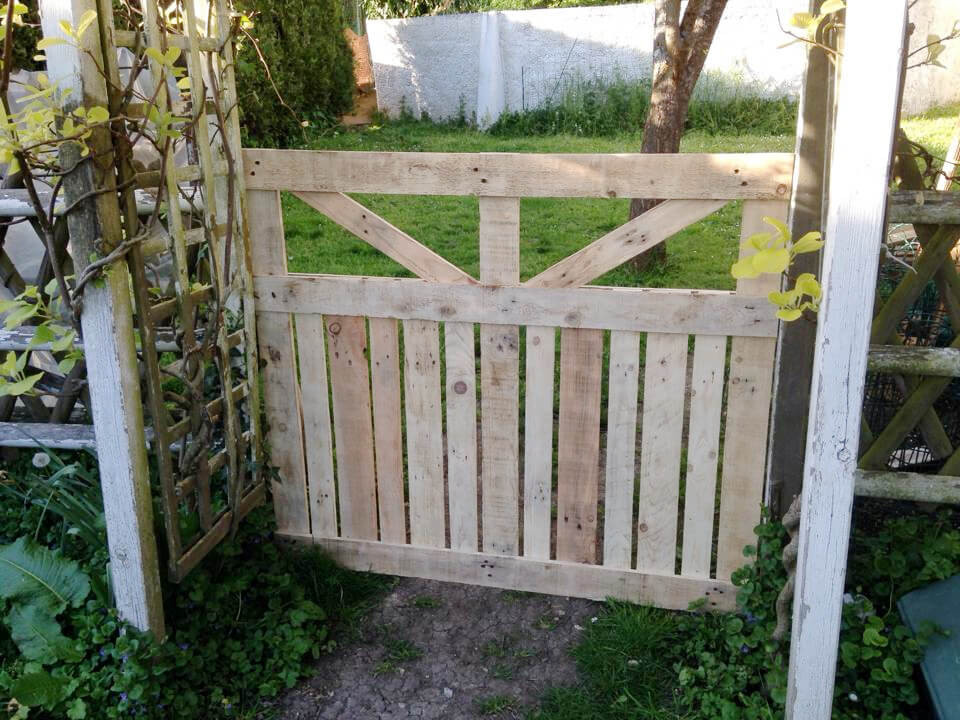 DIY Wood Gate
 18 DIY Garden Fence Ideas to Keep Your Plants