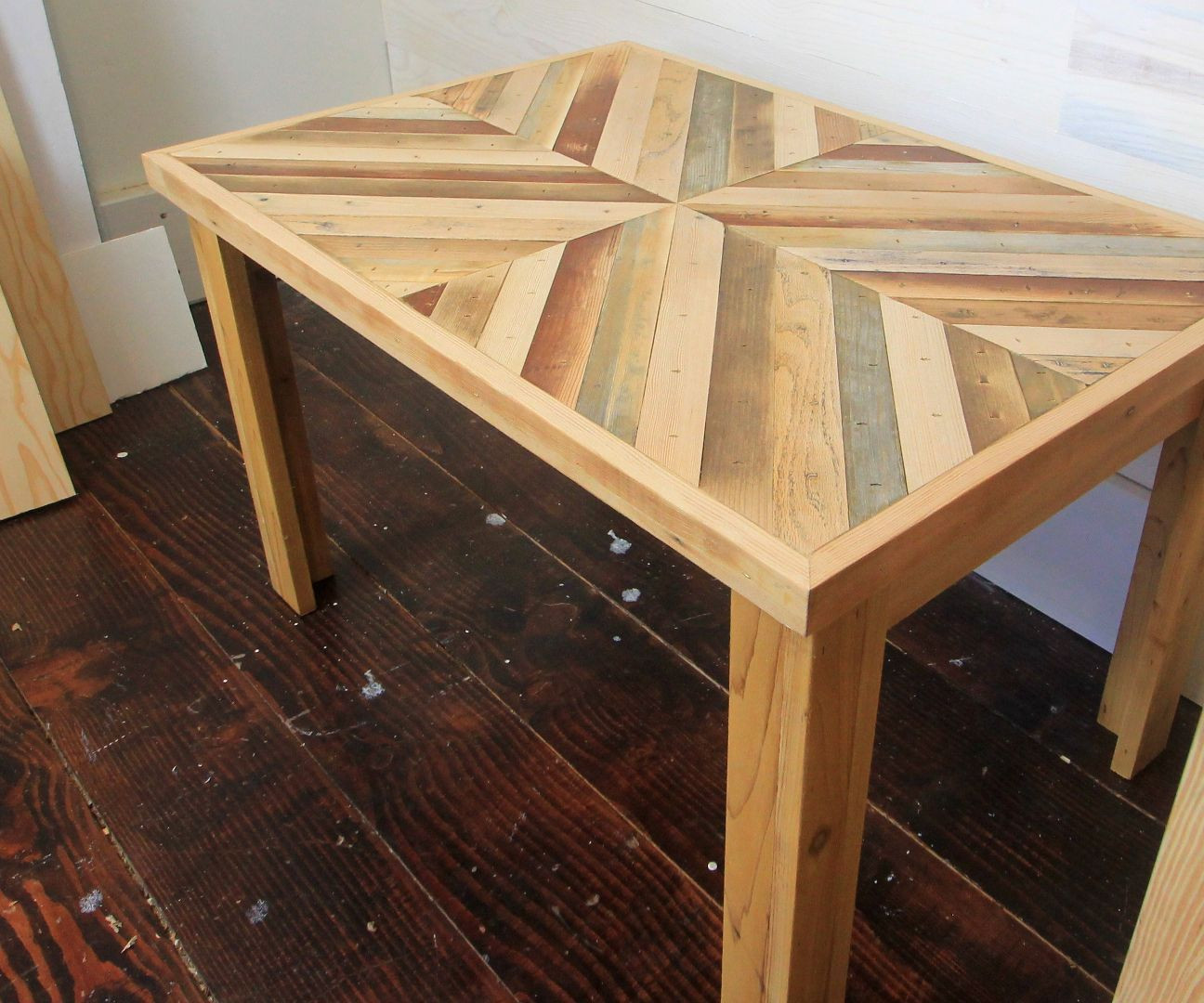 DIY Wood Table
 DIY Rustic Style Coffee Table with Reclaimed Wood