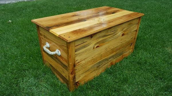 DIY Wood Toy Chest
 DIY Pallet Wood Chest – Toy Box