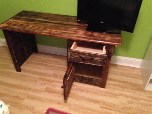 DIY Wooden Computer Desk
 DIY Wood Pallet puter Desk