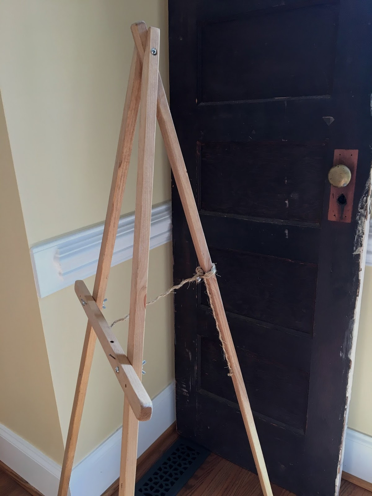 DIY Wooden Easel
 The Project Lady DIY Cheap & Easy Wooden Easels