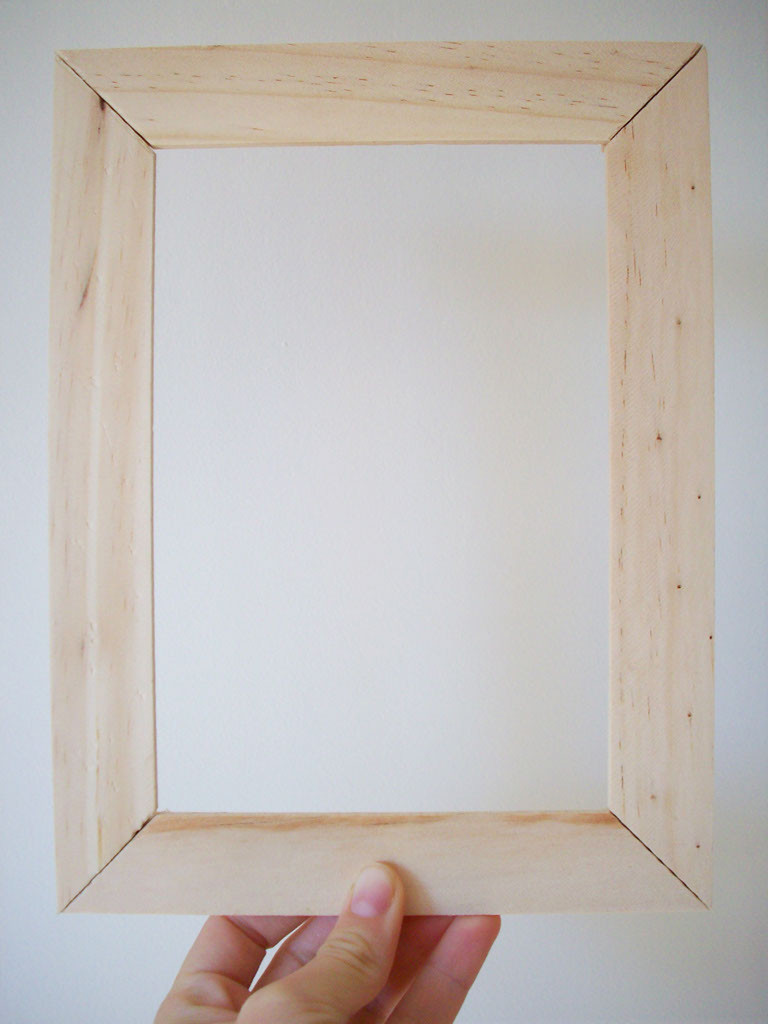 DIY Wooden Frame
 26 DIY Picture Frame Ideas