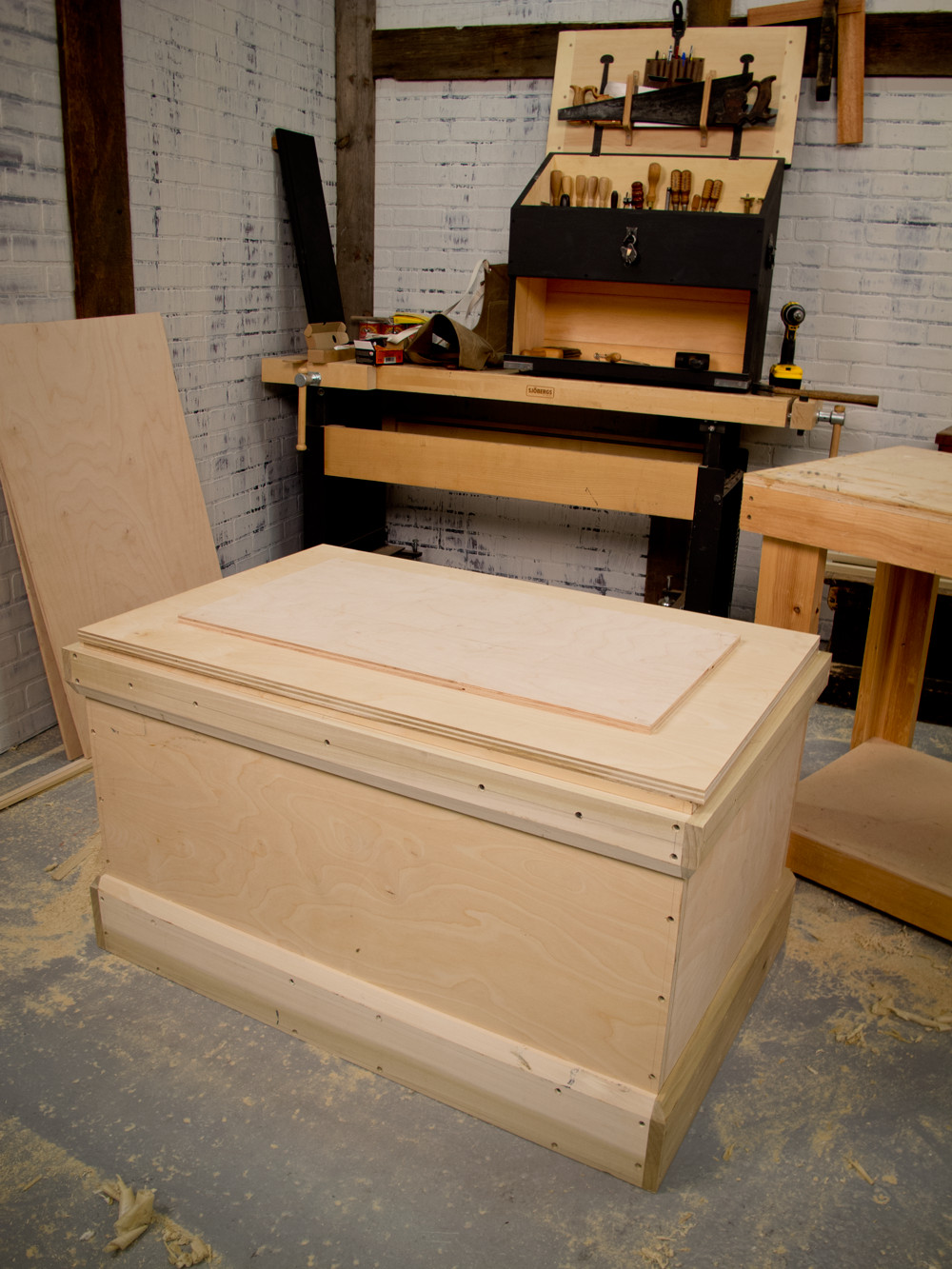 DIY Wooden Tool Chest
 Christopher Schwarz Builds a DIY Tool Chest in 16 Hours