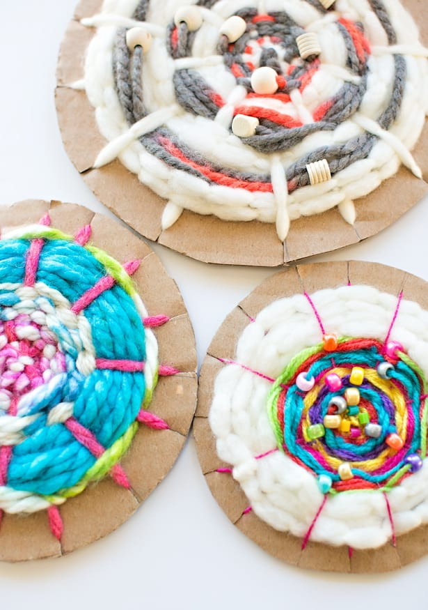 Easy Kids Projects
 EASY CARDBOARD CIRCLE WEAVING FOR KIDS