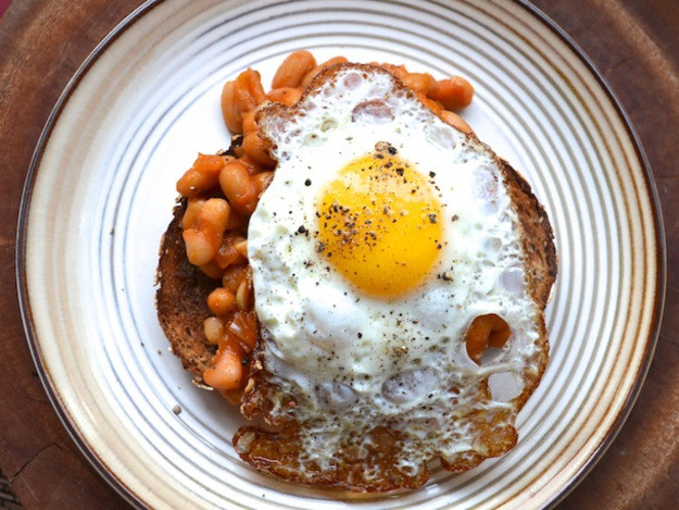 Eggs And Beans Breakfast
 Quick Morning Beans and Fried Eggs Recipe