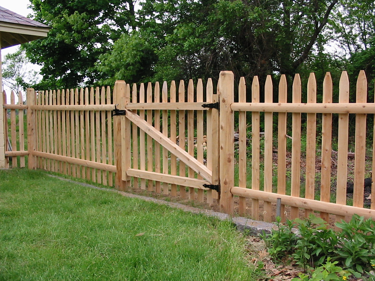 Fence Pictures For Backyard
 Backyard Fencing Ideas – HomesFeed