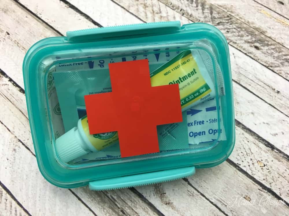 First Aid Kit DIY
 DIY Dollar Store Mini First Aid Kits