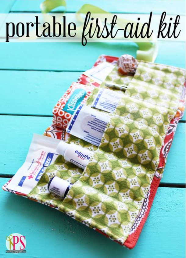 First Aid Kit DIY
 20 DIY First Aid Kits