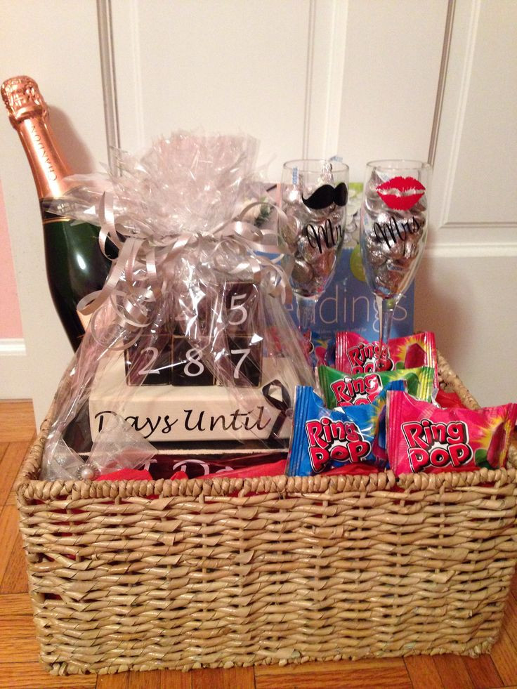 Gift Ideas For Engagement Couple
 25 unika Engagement t baskets idéer på Pinterest