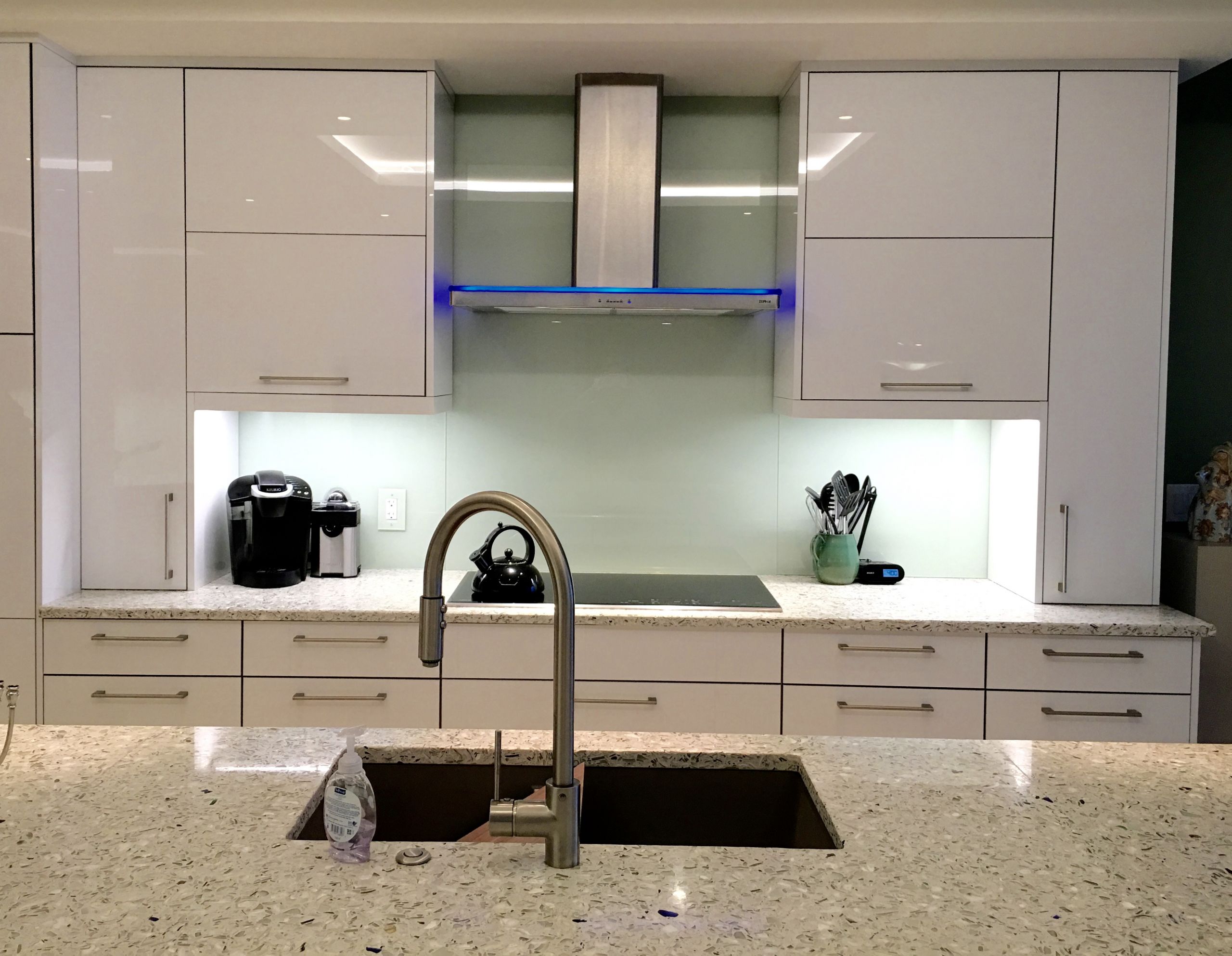 Glass Kitchen Backsplash
 Mirror or Glass Backsplash