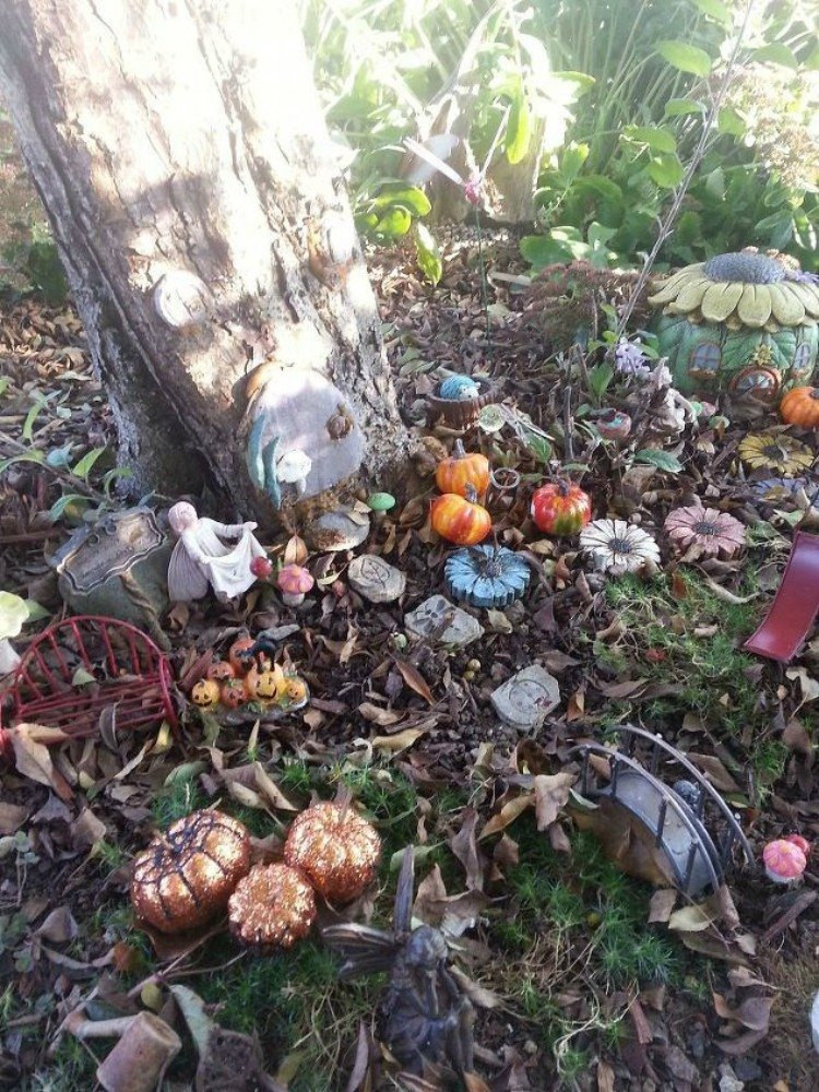 Halloween Fairy Garden
 Make Your Neighbors Giggle With These 9 Halloween Fairy