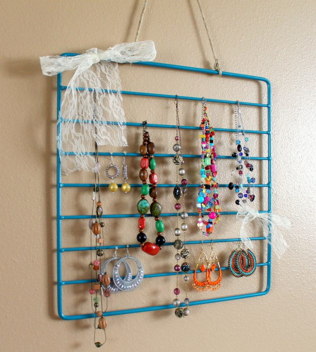 Hanging Jewelry Organizer DIY
 19 Fantastic DIY Hanging Jewelry Organizers That Everyone