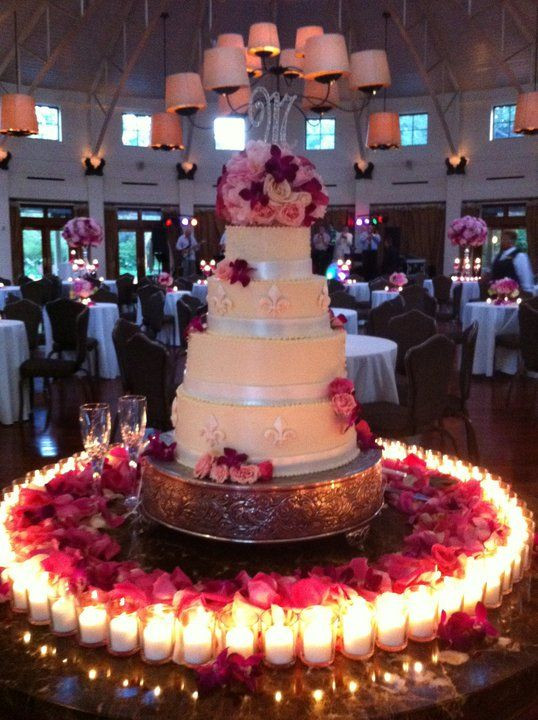 How To Decorate Wedding Cakes
 Wedding Cake Table Décor Ideas