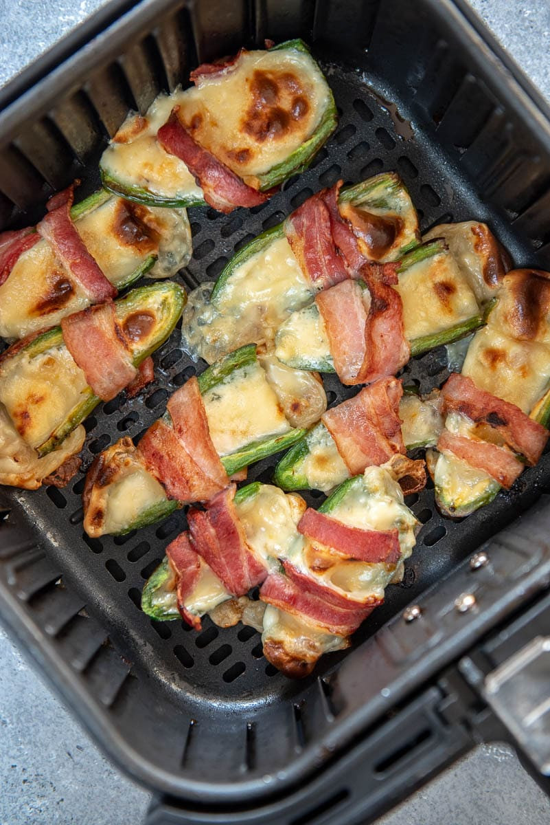 Jalapeno Poppers Air Fryer
 Air Fryer Jalapeno Poppers Garnished Plate