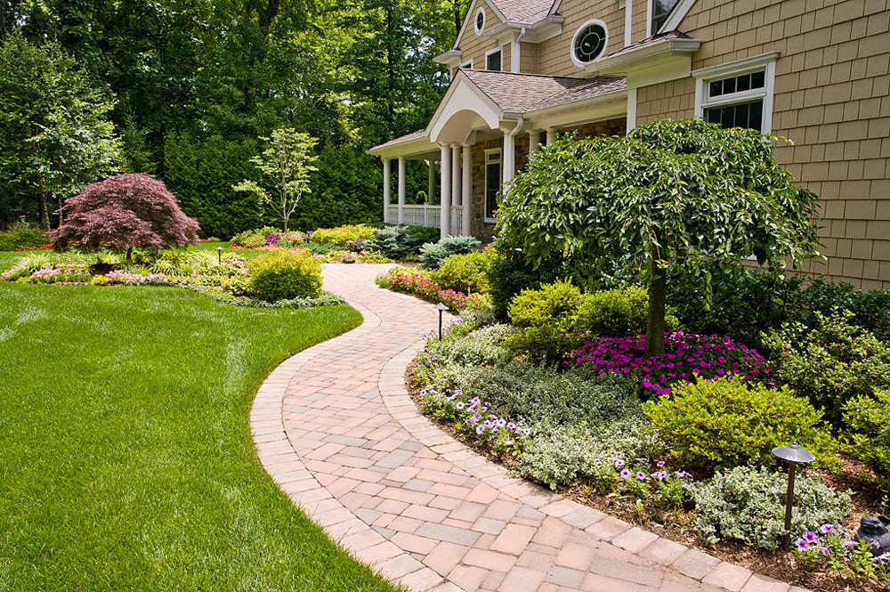 Landscape Front Yard
 Dos and Don’ts of Front Yard Landscape