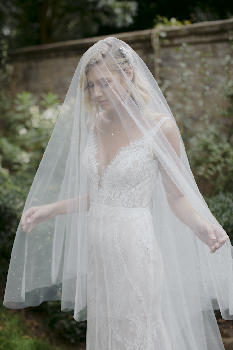 Long Wedding Veils With Crystals
 MIDNIGHT