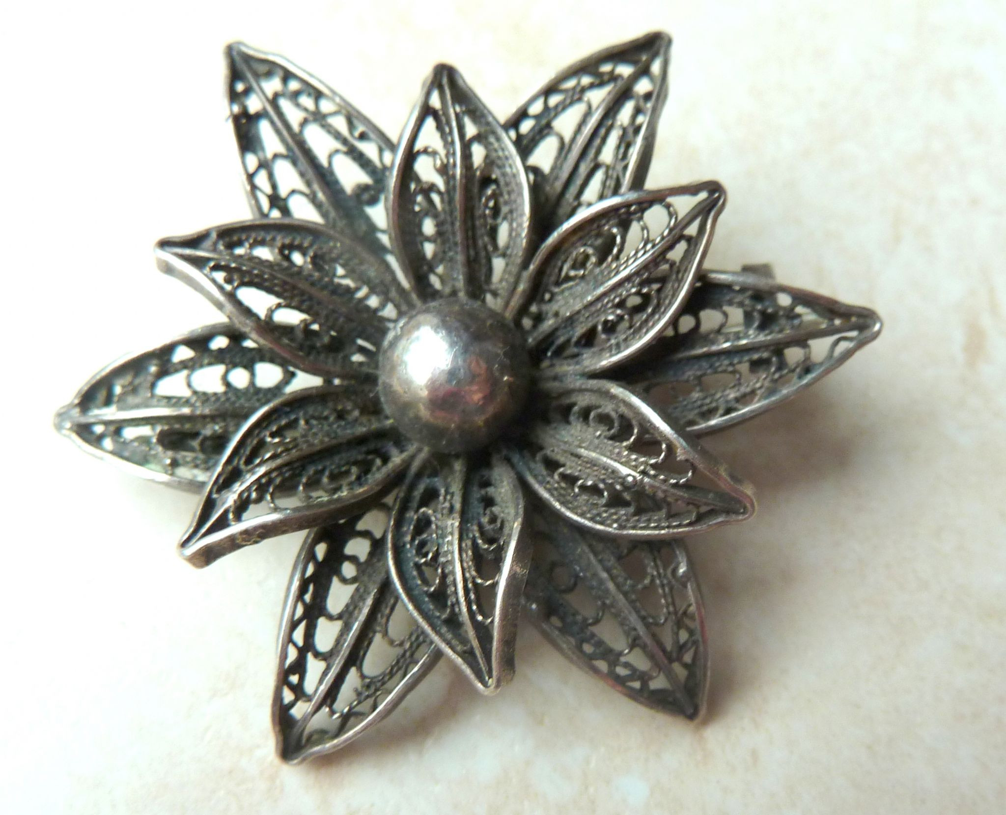 vintage silver filigree flower brooch 2589 p Metal Brooches
Vintage Silver Filigree Flower Brooch