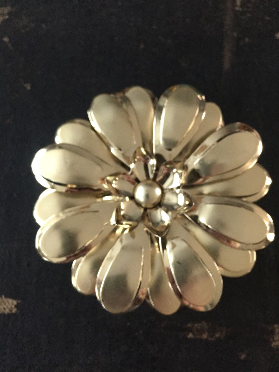 vintage large gold tone metal flower brooch Metal Brooches
Vintage Gold Tone Metal Flower Brooch Vintage Re