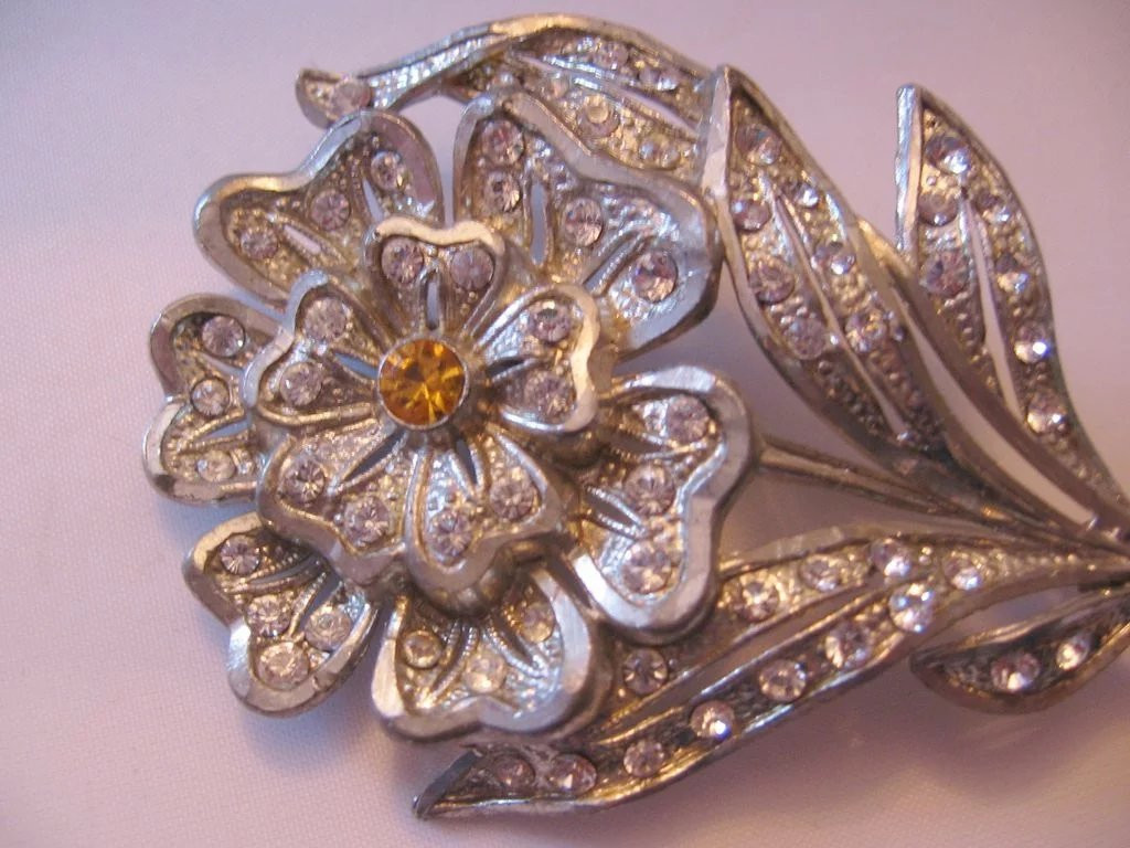 Vintage Pot Metal Floral Rhinestone Pin Metal Brooches
Vintage Pot Metal Floral Rhinestone Pin Brooch Vintage