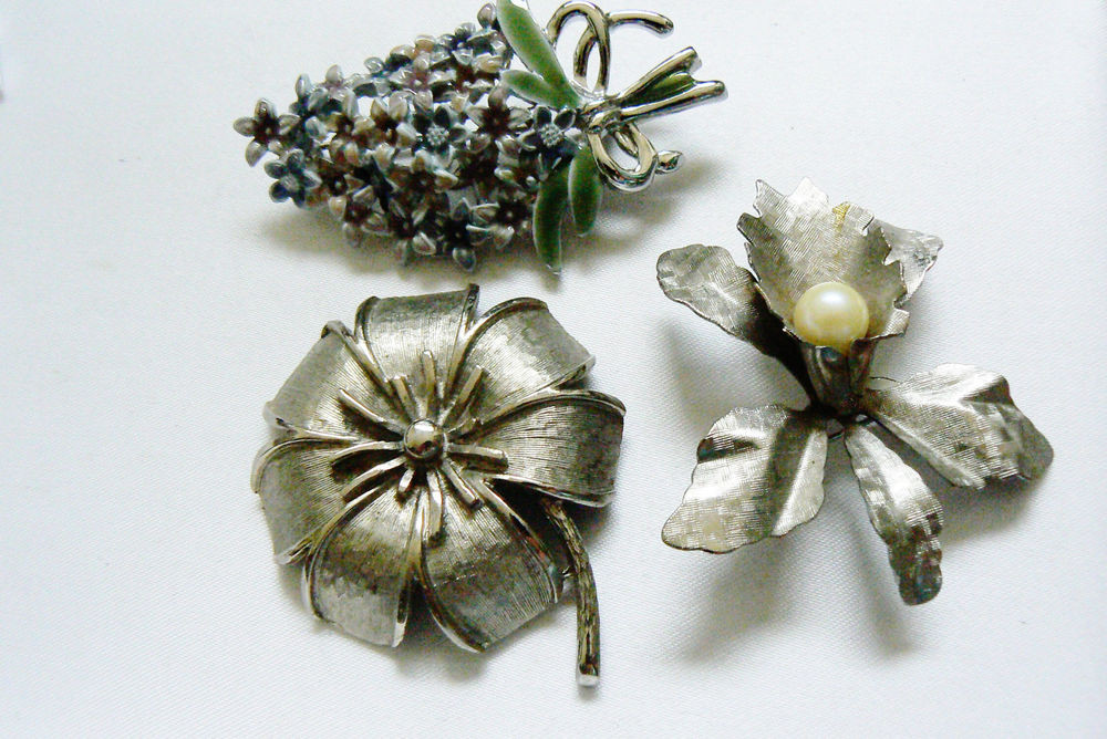 Metal Brooches
LOT OF 3 VINTAGE SILVER TONE METAL ORCHARD LILLY FLOWER