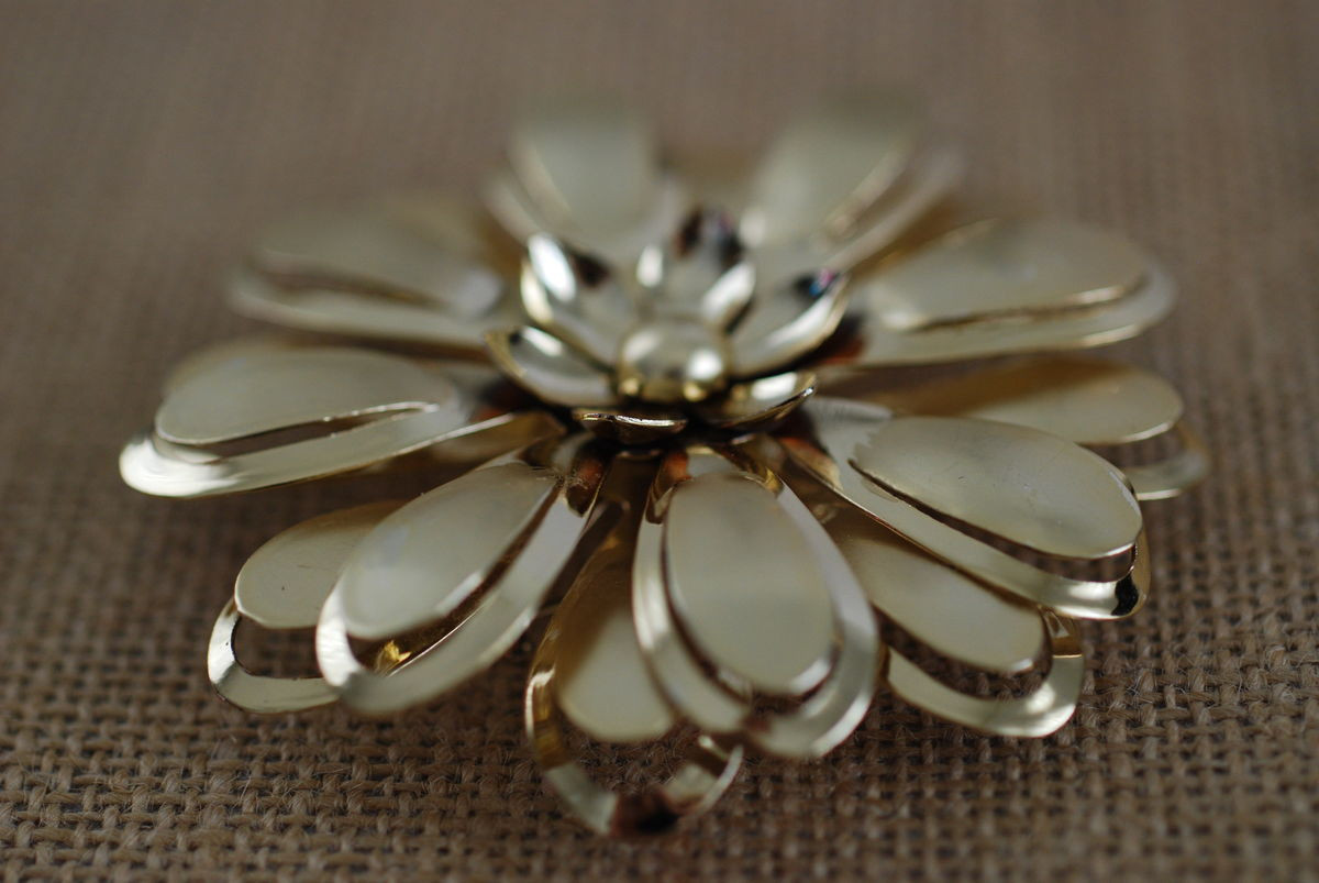 vintage large gold tone metal flower brooch Metal Brooches
Vintage Gold Tone Metal Flower Brooch Vintage Re