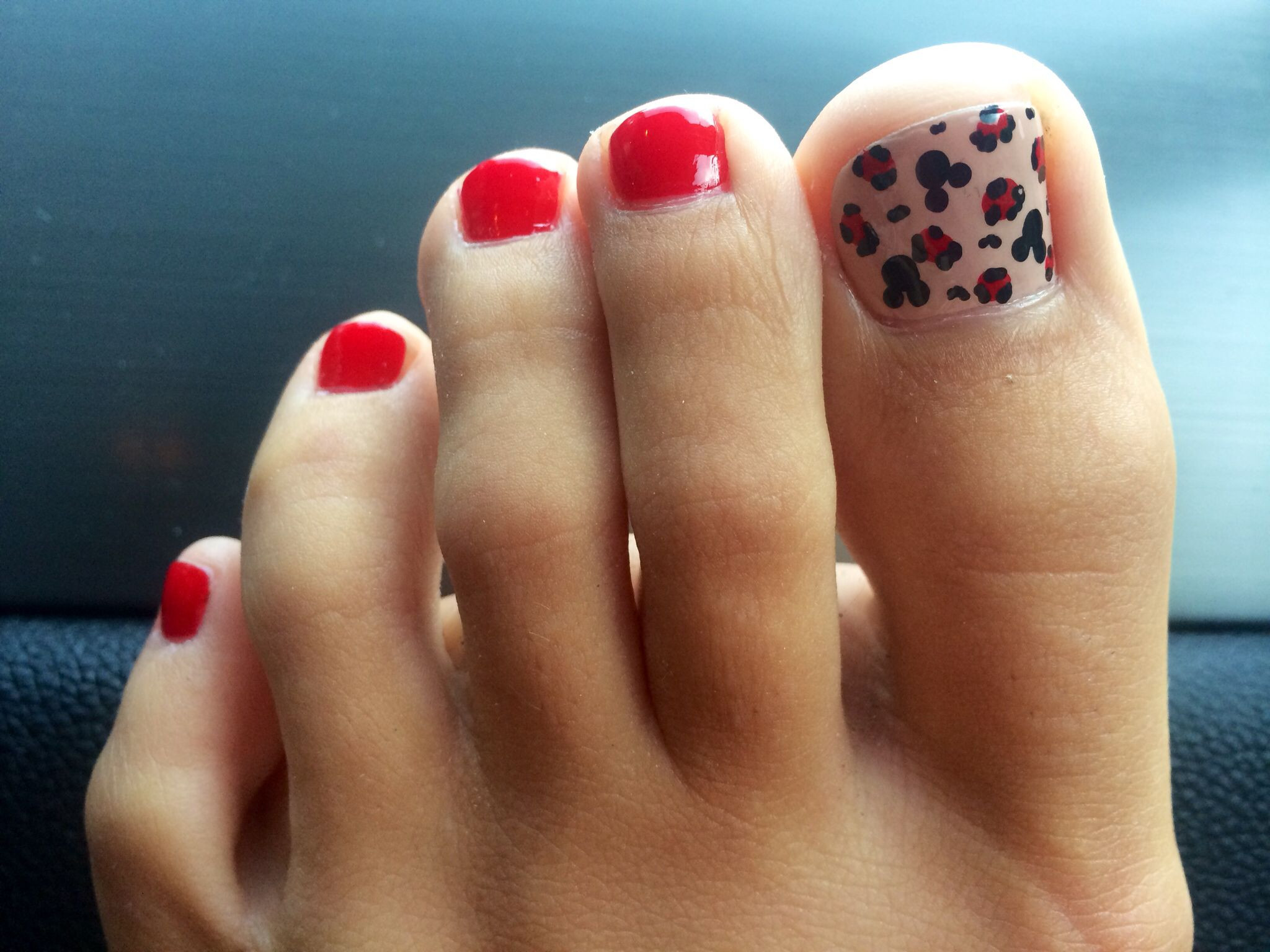 Mickey Mouse Toe Nail Art
 Disney Mickey Mouse toenail design