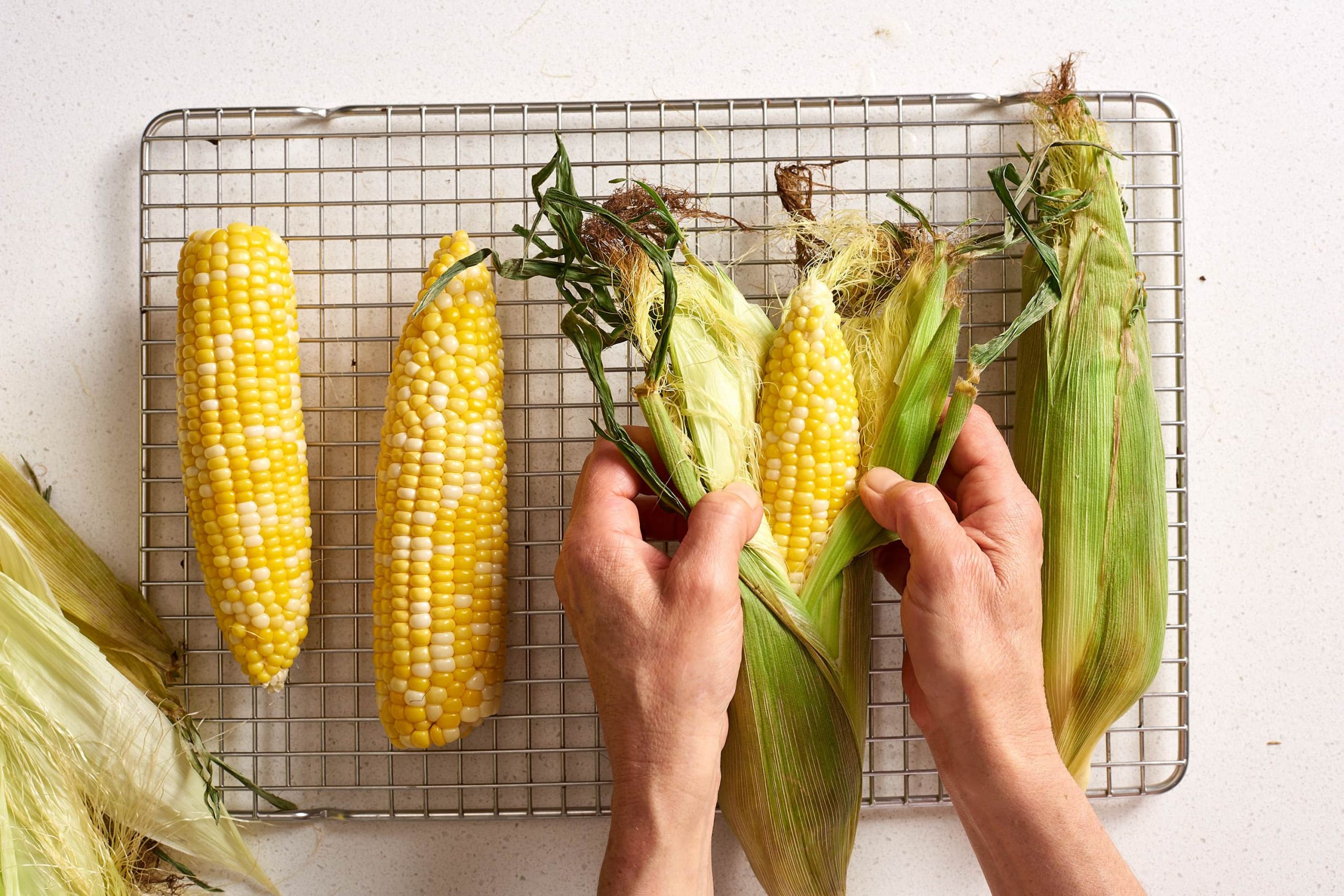 Microwave Shucked Corn On The Cob
 How To Cook Corn on the Cob in the Microwave