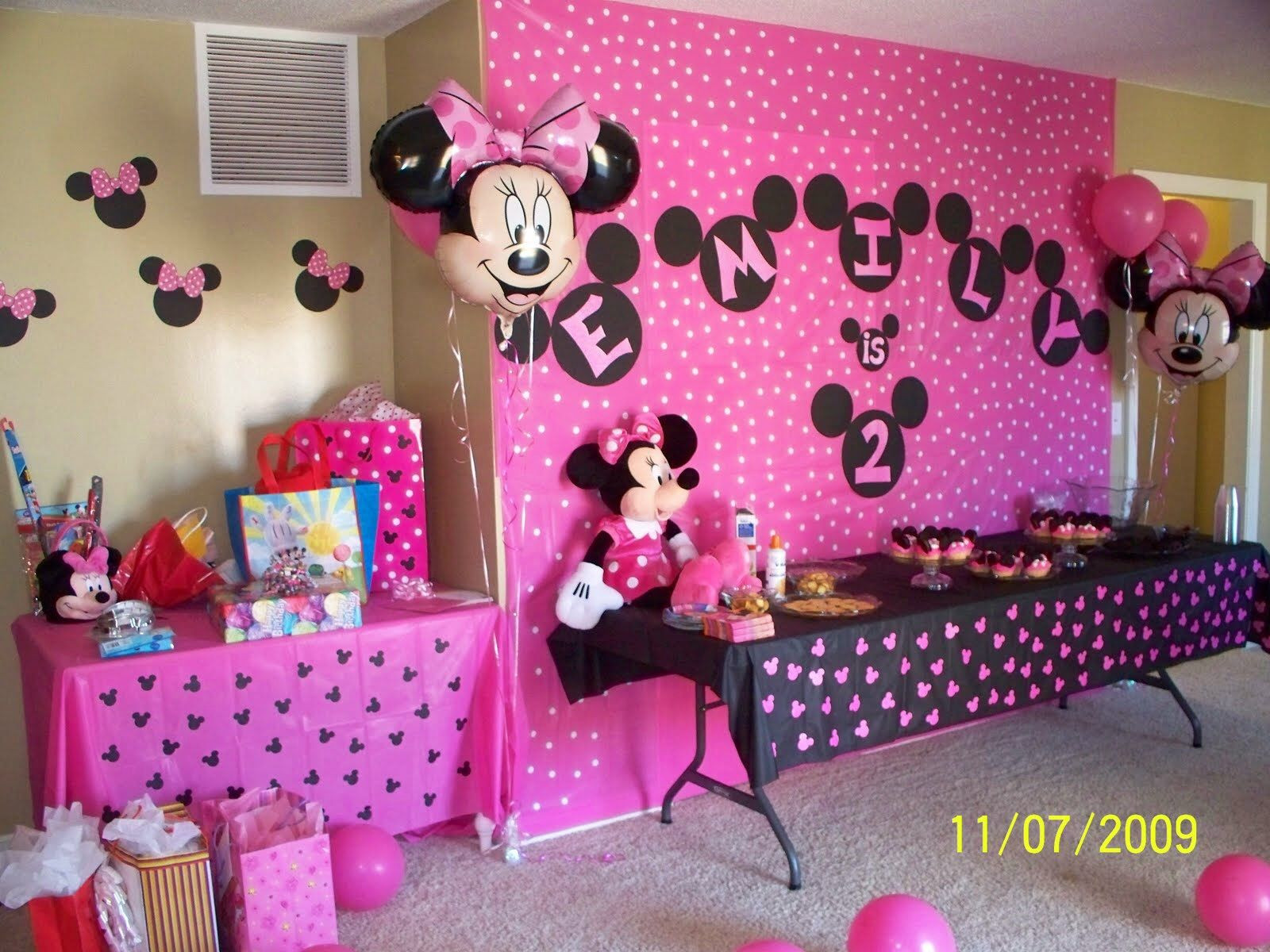 Minnie Mouse 1st Birthday Party Ideas
 Homemade decorations