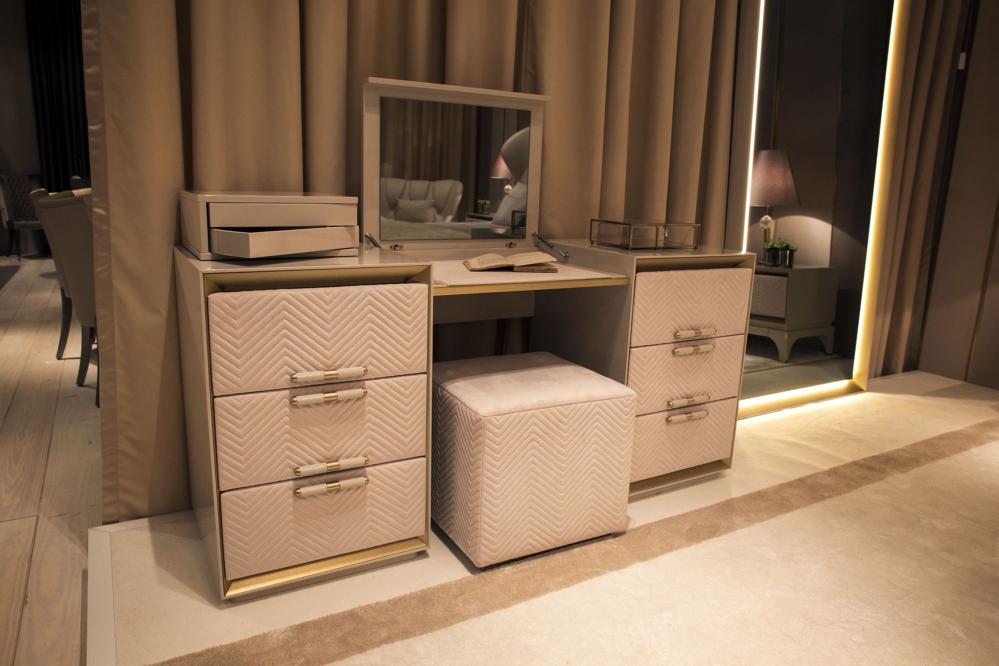 Modern Bedroom Vanity Sets
 20 Makeup Vanity Sets and Dressers to plete your Dream