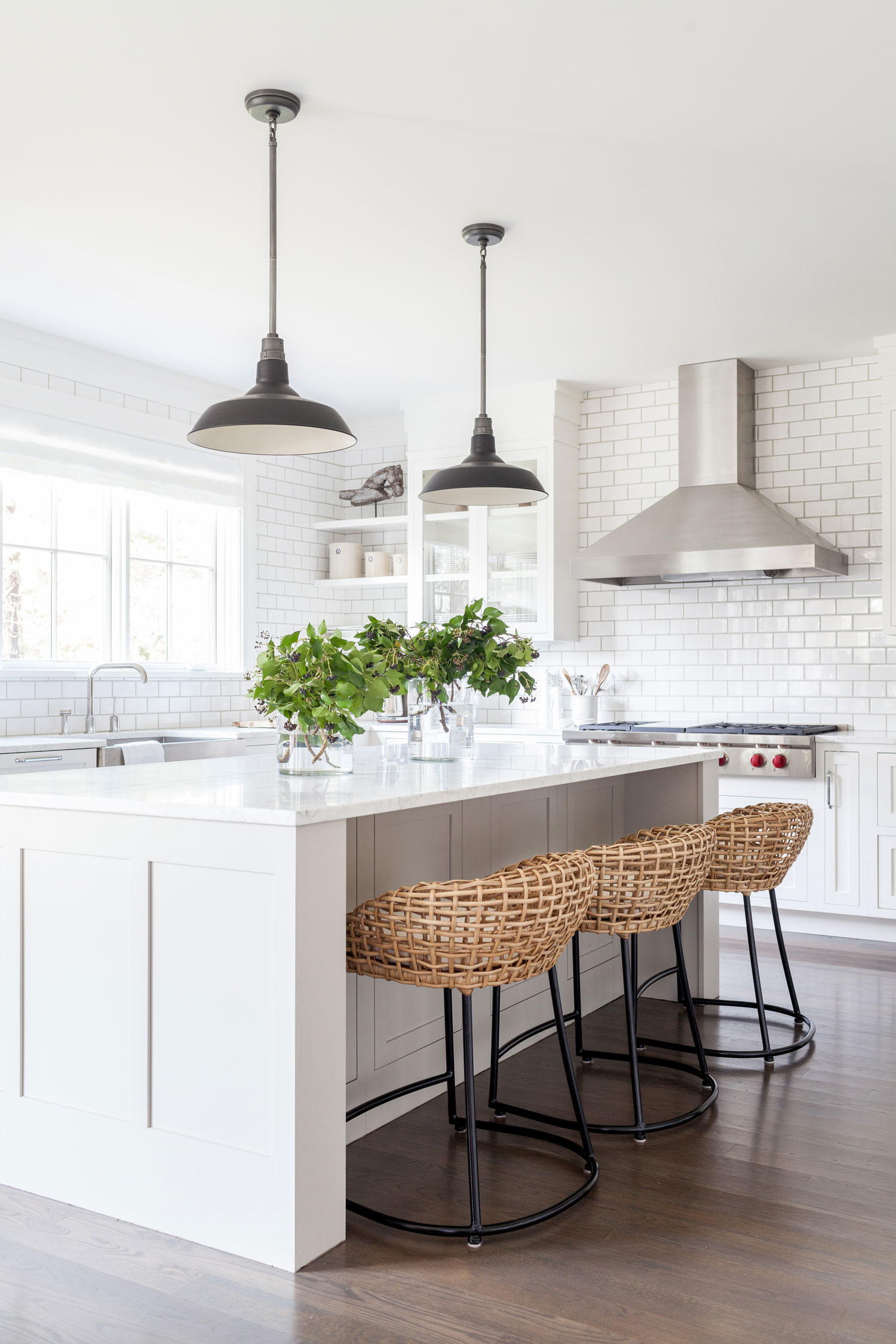 Modern Farmhouse Kitchen Lighting
 21 gorgeous pendant lights over an island bench