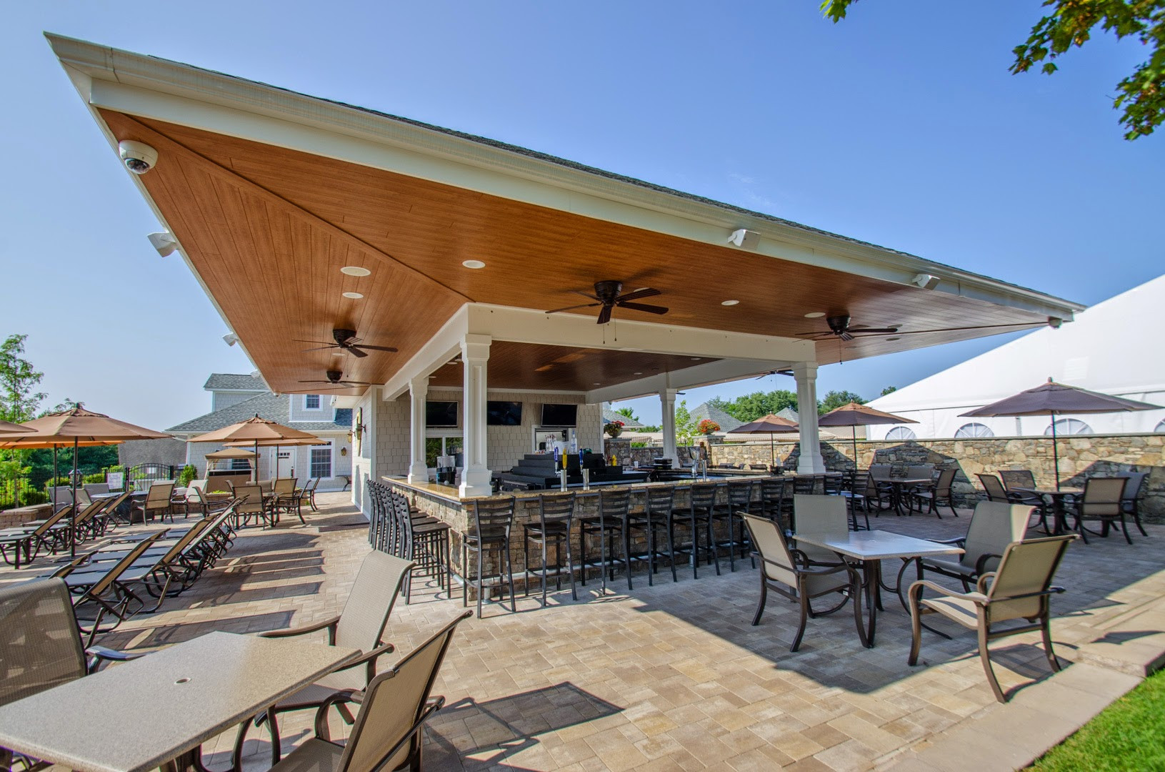 Murdoch'S Backyard Pub
 Outdoor Bar and Grill West Hills Country Club