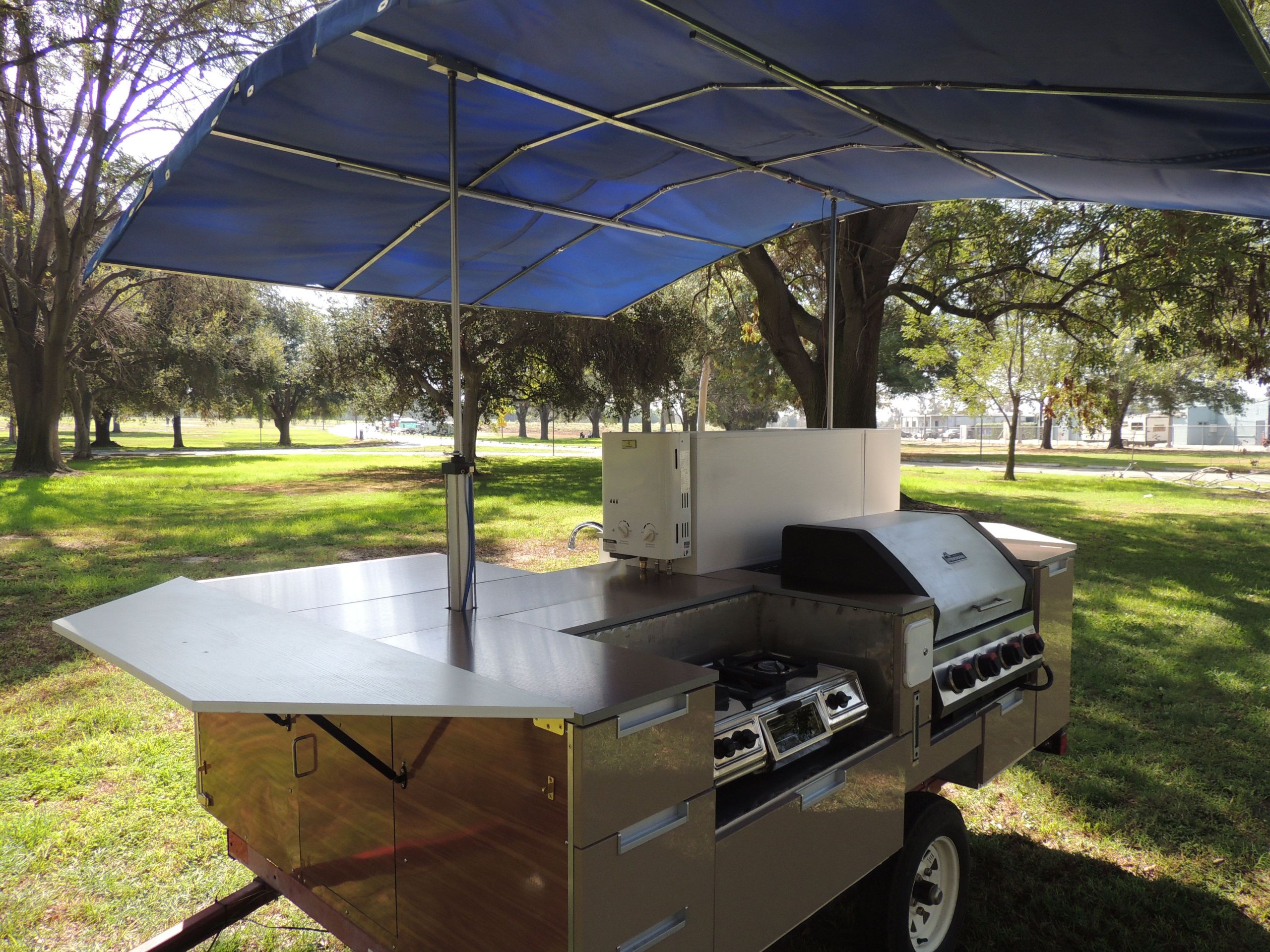 Outdoor Camping Kitchen
 Tent camping made easy with this outdoor kitchen from