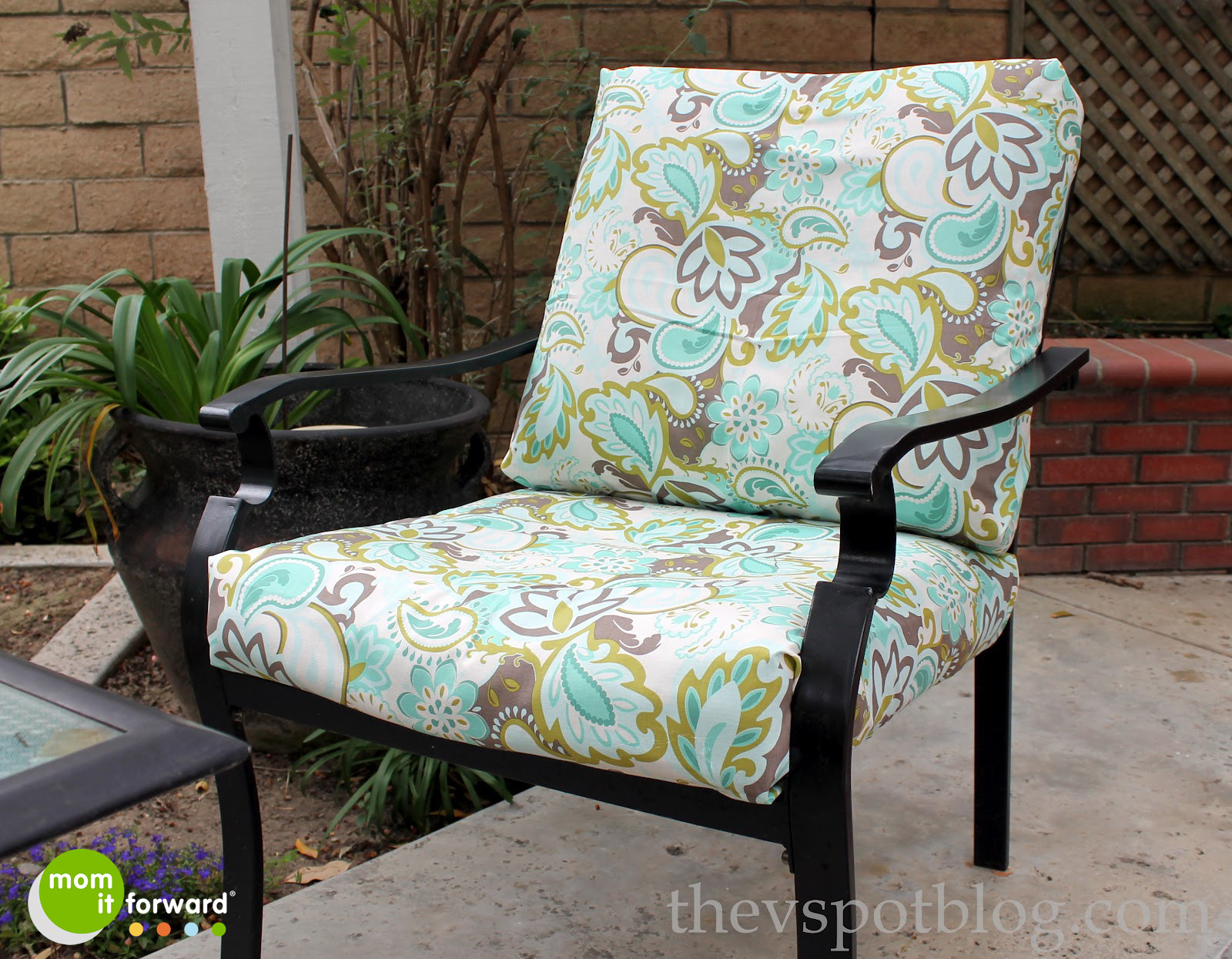 Outdoor Cushion DIY
 DIY How to Recover Outdoor Furniture With a Glue Gun