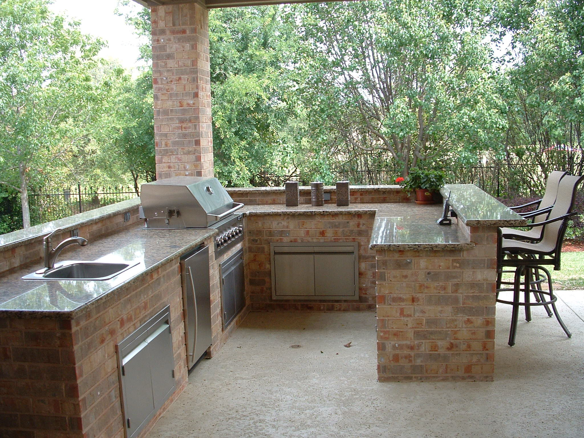Outdoor Kitchen And Bar
 Planning and Installing an Outdoor Kitchen