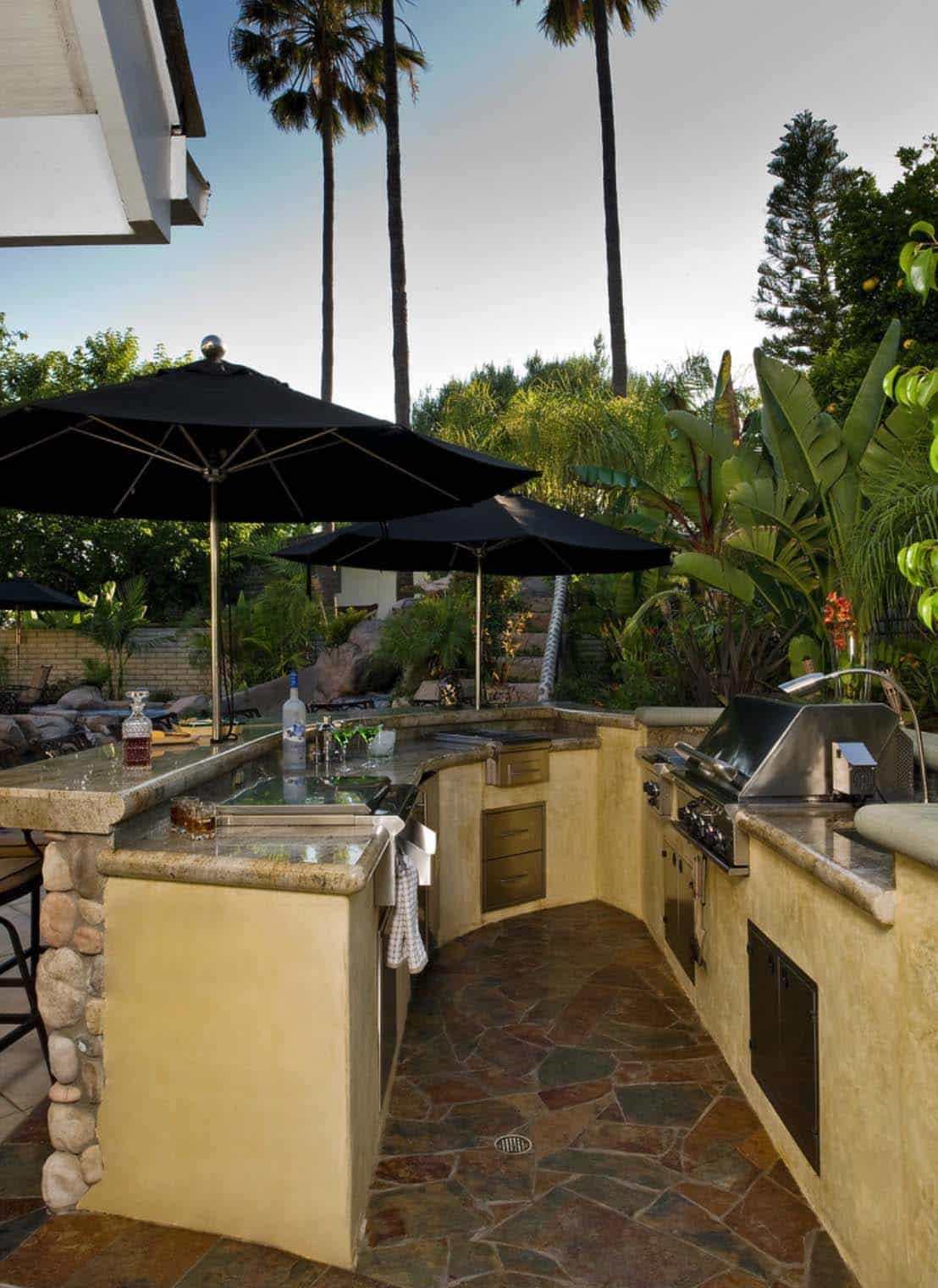 Outdoor Kitchen And Bars
 20 Spectacular outdoor kitchens with bars for entertaining