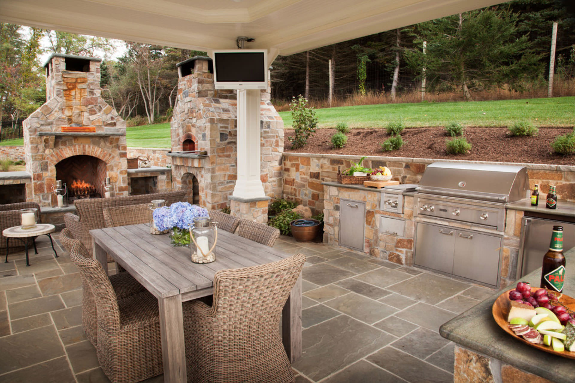 Outdoor Kitchen Design
 Five Popular Design Features for Outdoor Entertaining