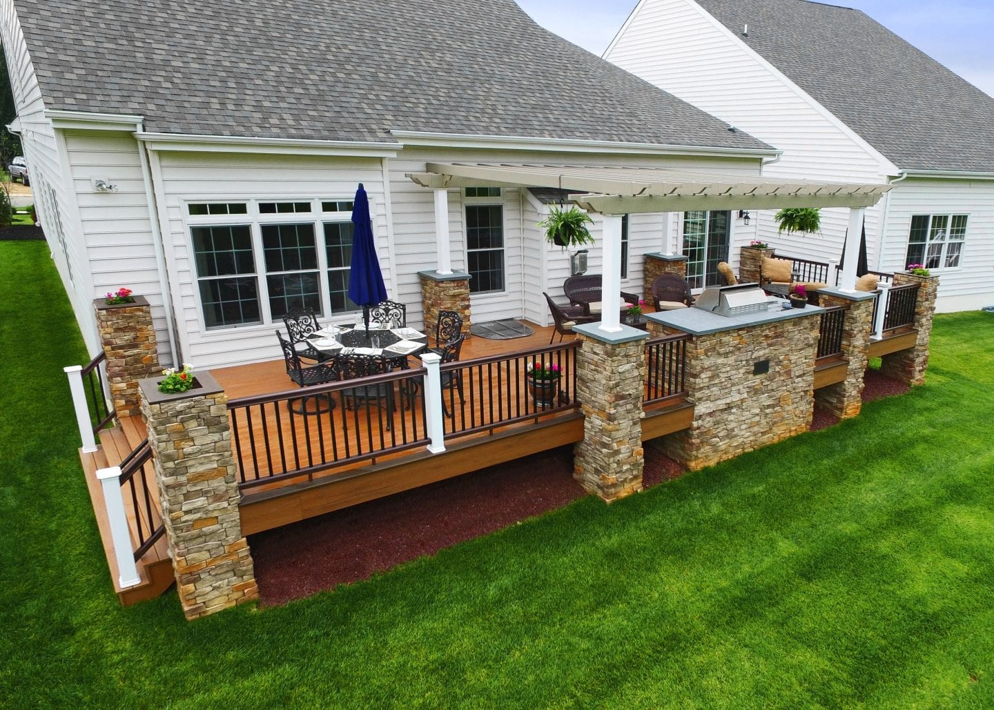 Outdoor Kitchen On Deck
 Wood Decks vs posite Decks