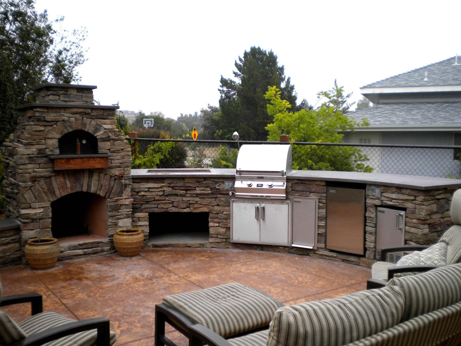 Outdoor Kitchen Pizza Oven
 Help customers pondering outdoor kitchens stand out