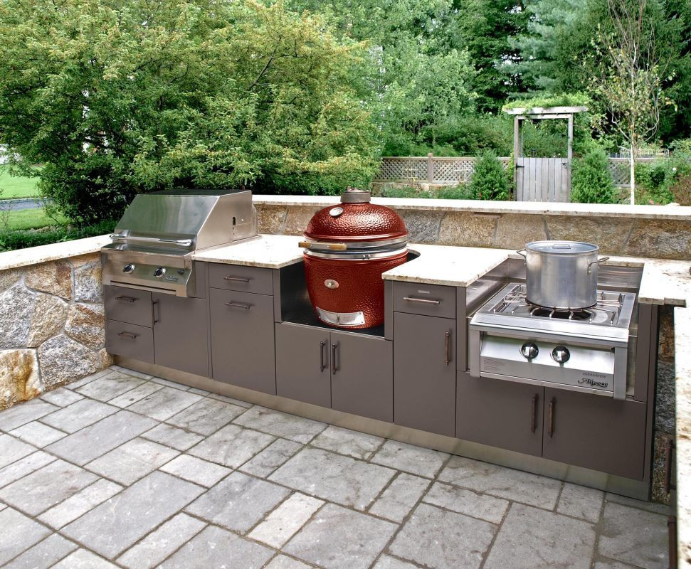 Outdoor Kitchen Set
 This pact outdoor kitchen layout covers the bases with