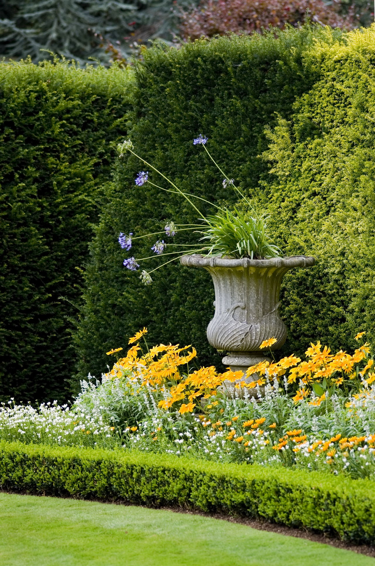 Outdoor Landscape Borders
 Colorful Flower Bed Border Attractive Flower Bed Edging